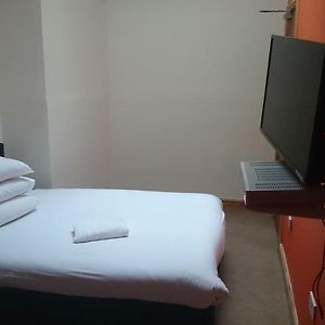 Zimmer mit Kingsize-Bett